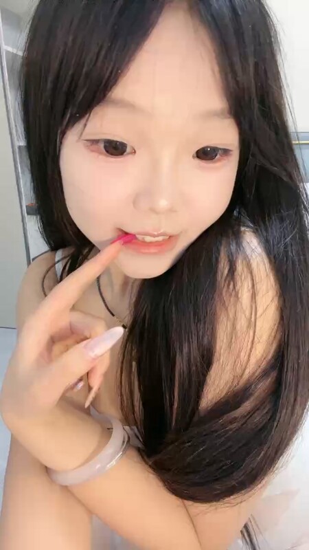 蠢萌宝贝露脸大秀！白丝情趣装诱惑脱衣，巨乳揉捏粉嫩骚穴自慰特写，呻吟不断看了秒硬！